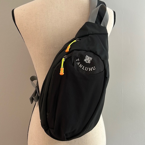 Tanluhu Handbags - NWOT Tanluhu Sling Crossbody Bag in Black
